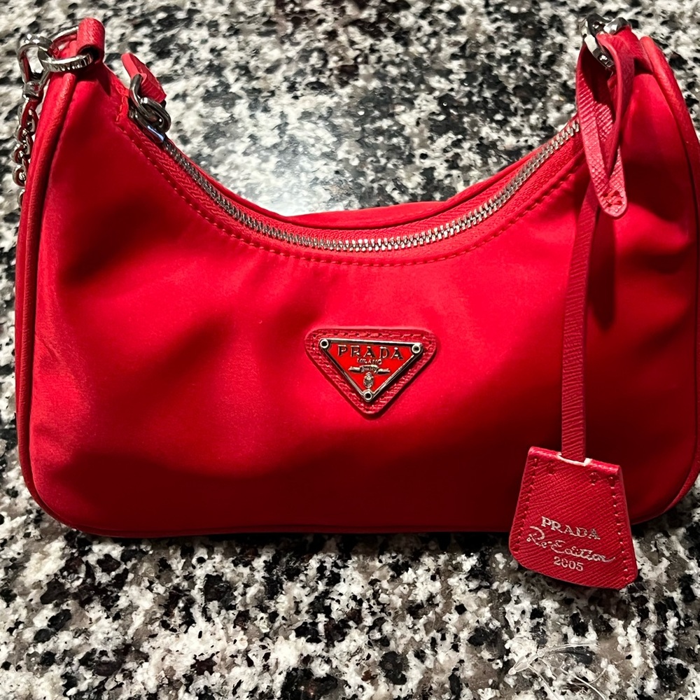 Prada Re-Edition 2005 handbag In Red!